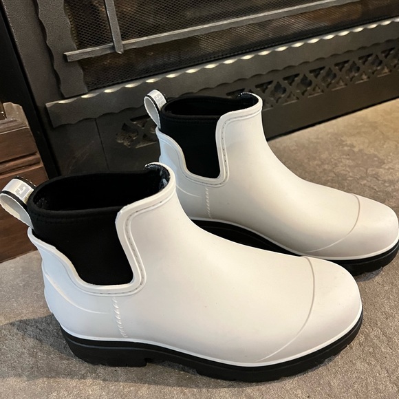 Womens Ugg droplet lug-sole droplet waterproof rain boot size 7 - Picture 3 of 7